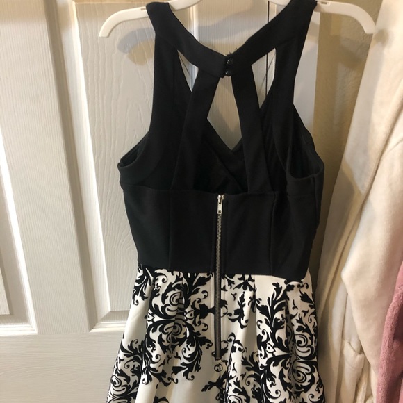 Black and white dress - Picture 3 of 3